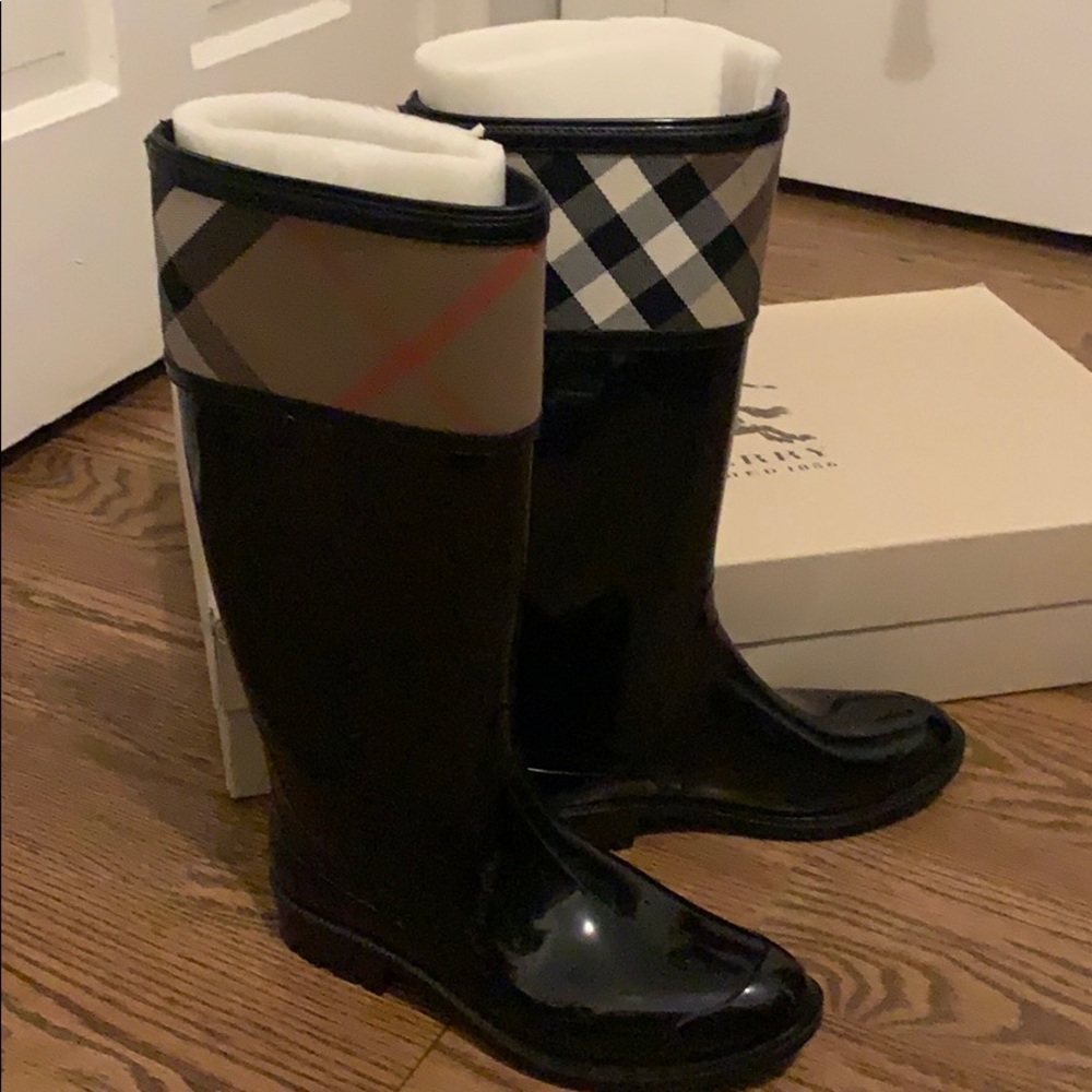 Size 37 authentic Burberry rain boots, worn once
